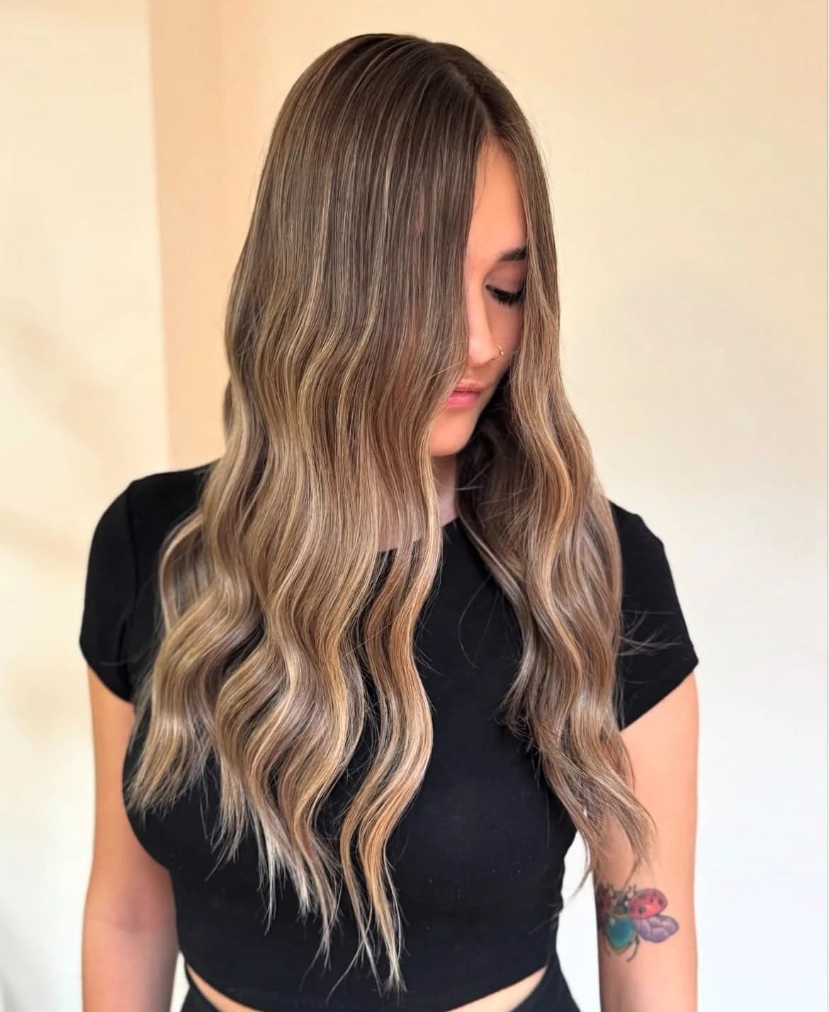 Cabello largo castaño con balayage y luces cálidas