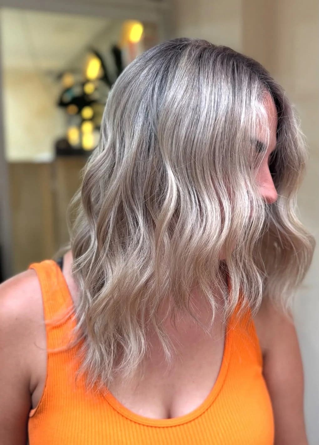 Cabello rubio ceniza con ondas a la altura de los hombros