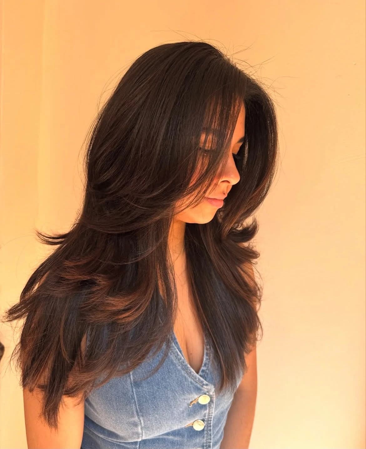Corte en capas con movimiento en cabello largo y oscuro