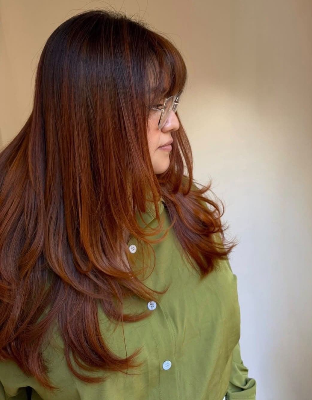 Cabello largo cobrizo, liso y con brillo