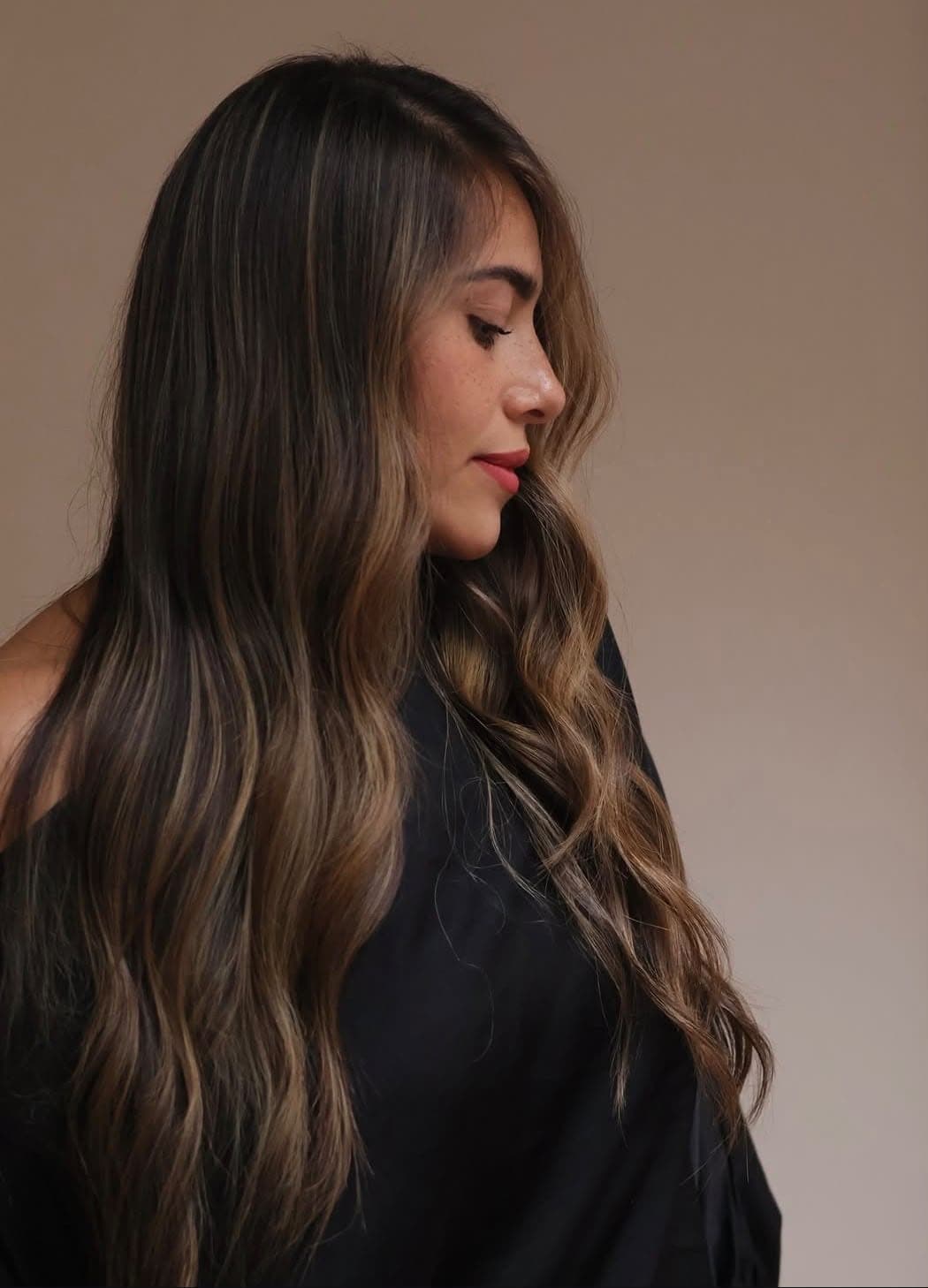 Cabello largo, liso y brillante con luces castañas