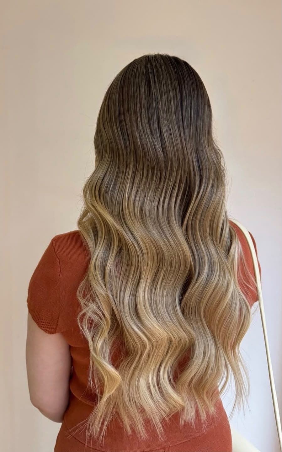 Cabello largo con efecto de color degradado, vista posterior