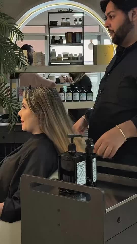 Estilista y clienta durante un diagnóstico capilar en Uriarte